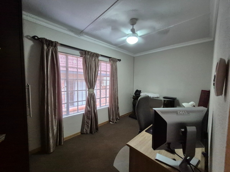 5 Bedroom Property for Sale in Langenhovenpark Free State